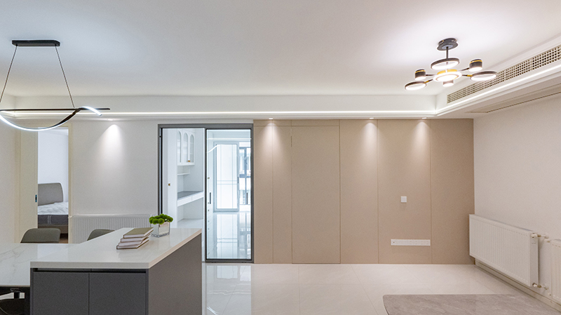 簡(jiǎn)約格調(diào)凝練雅意，素凈空間蘊(yùn)藏安然