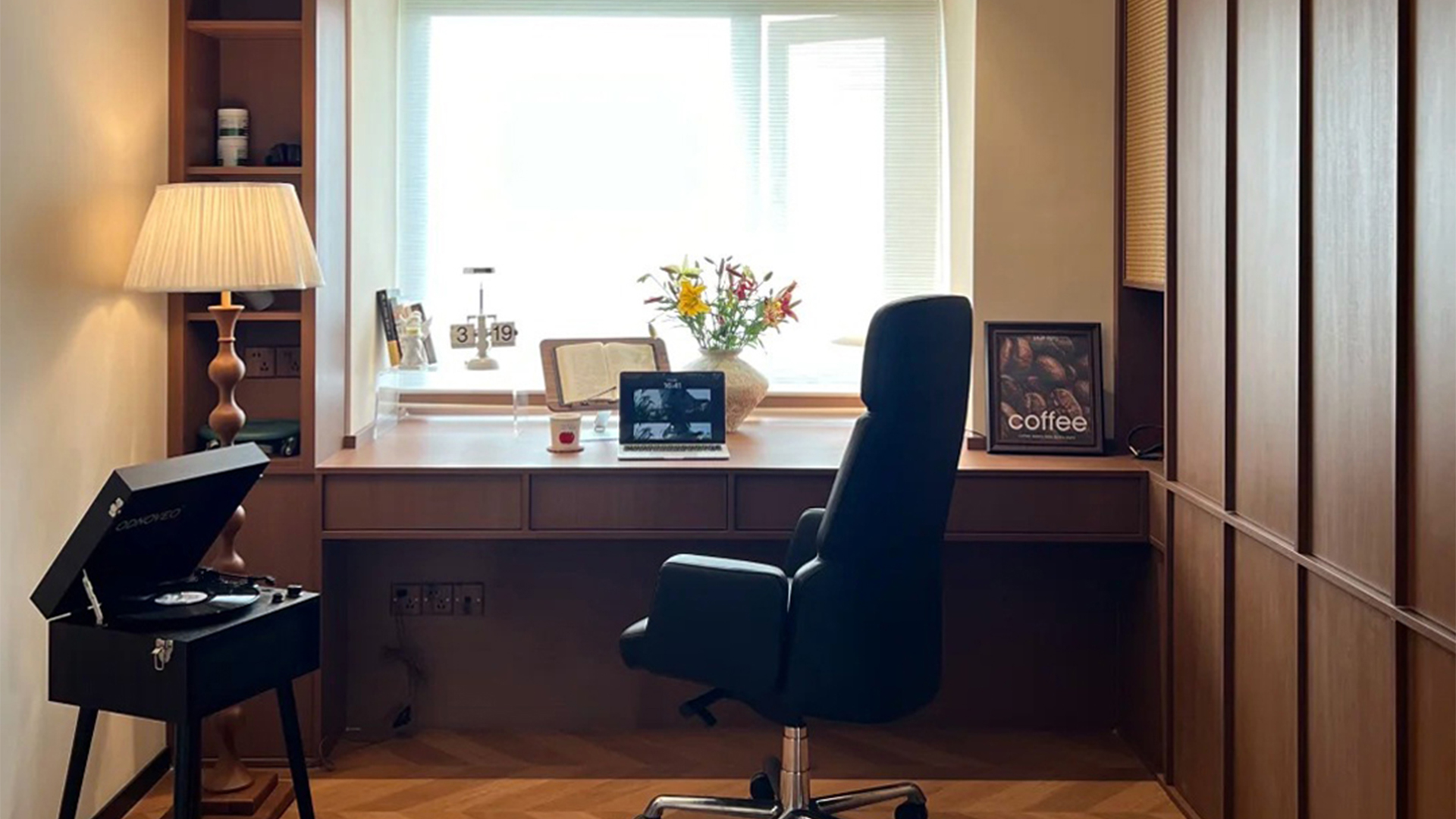 中古風(fēng)|暖調(diào)木紋空間，古典柱式點綴時光溫柔流轉(zhuǎn)